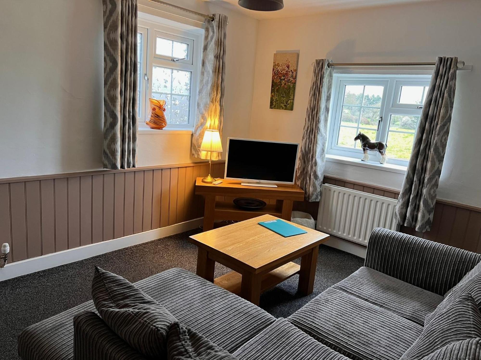 Hunston Mill Self Catering Dog Stay For Free Chichester Buitenkant foto